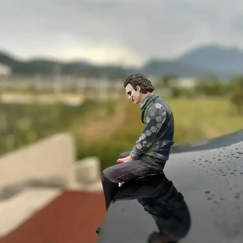 Joker Sit Posição cerca de 27cm Fivela Acrílica, Heath Ledger Boneca, Carro traseiro Telhado Cauda Pingente, Decoração Externa Ornamentos