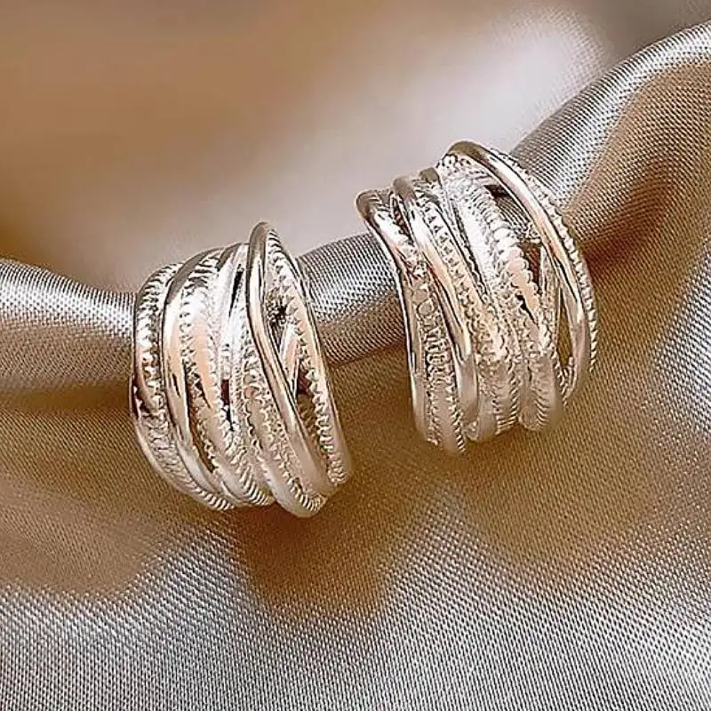 Huitan Fashion Line Design Creolen, elegante, vielseitige, ausgefallene Metall-Accessoires für Hochzeit und Alltag, silberfarbener/goldfarbener Schmuck