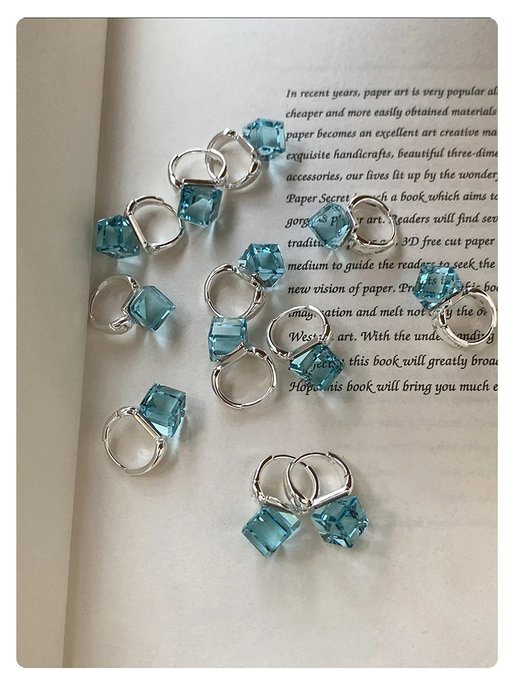 Quadratische Zirkonia-Huggie-Ohrringe, Silberbeschichtet, Blaue Klare Kristall-Creolen, Eleganter Alltagsschmuck für Frauen, Geschenkidee – Detail 16