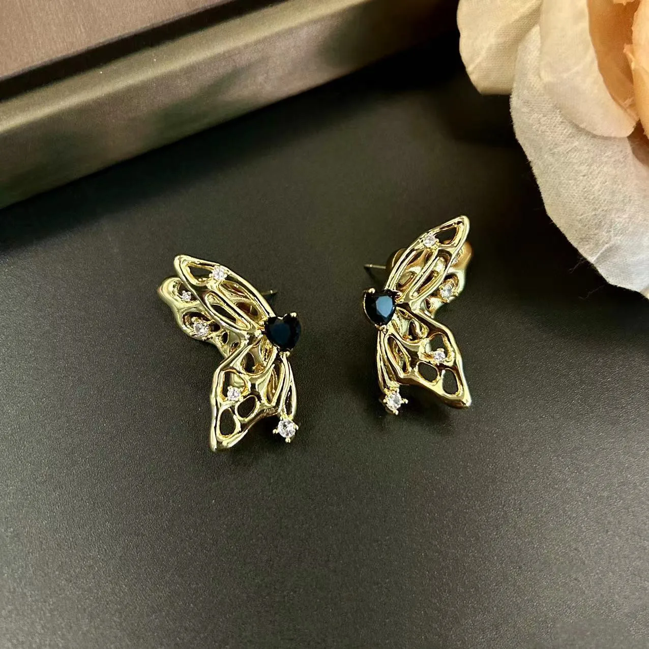 

Simple, fashionable, and atmospheric double-layer butterfly half wing earrings