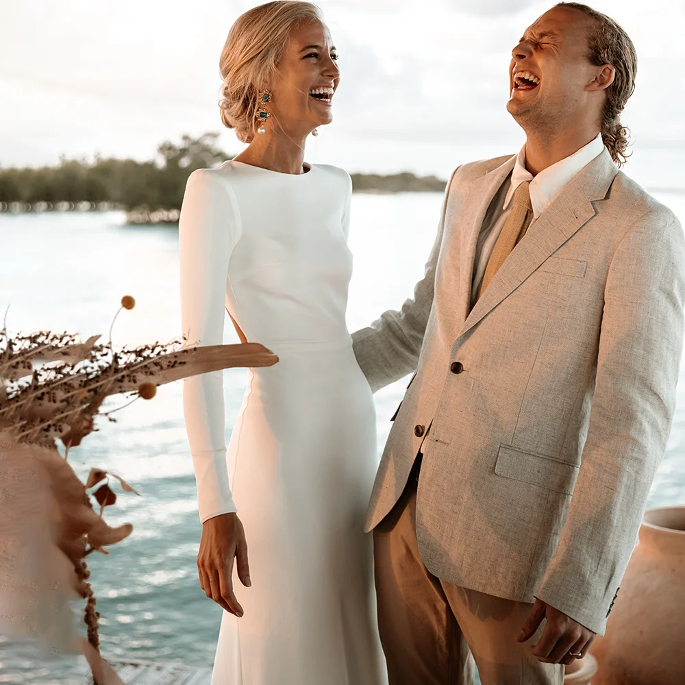 Girocollo maniche lunghe aderenti tubino abito da sposa in raso Drop Ship bottoni ricoperti sul retro bottoni da sposa con colonna da spiaggia in Crepe