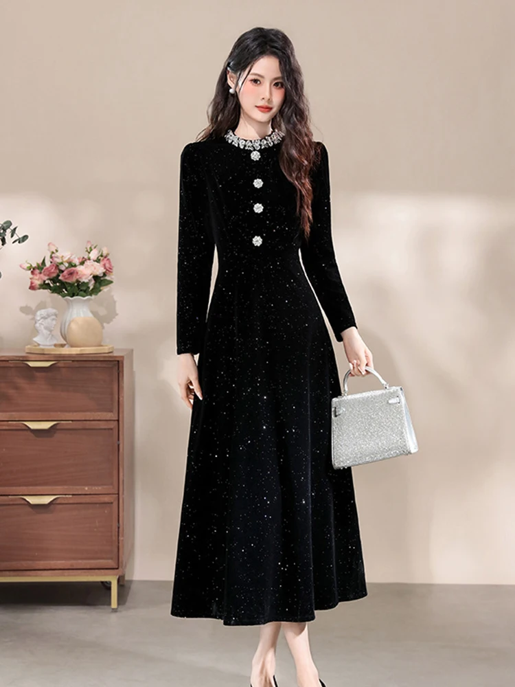 Elegancka, luksusowa, długa, czarna, błyszcząca sukienka wieczorowa na formalne okazje, odzież damska, moda damska, na imprezę, studniówkę, urodziny, vestidos retro.