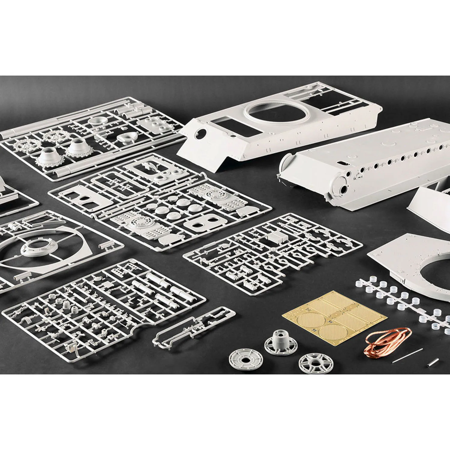 

Static 1/16 Trumpeter Plastic Tank Model Kit Pz.Kpfw.VI Sd.Kfz.182 Tiger II Metal Copper Cable 1500+ Parts Advanced Player Toys