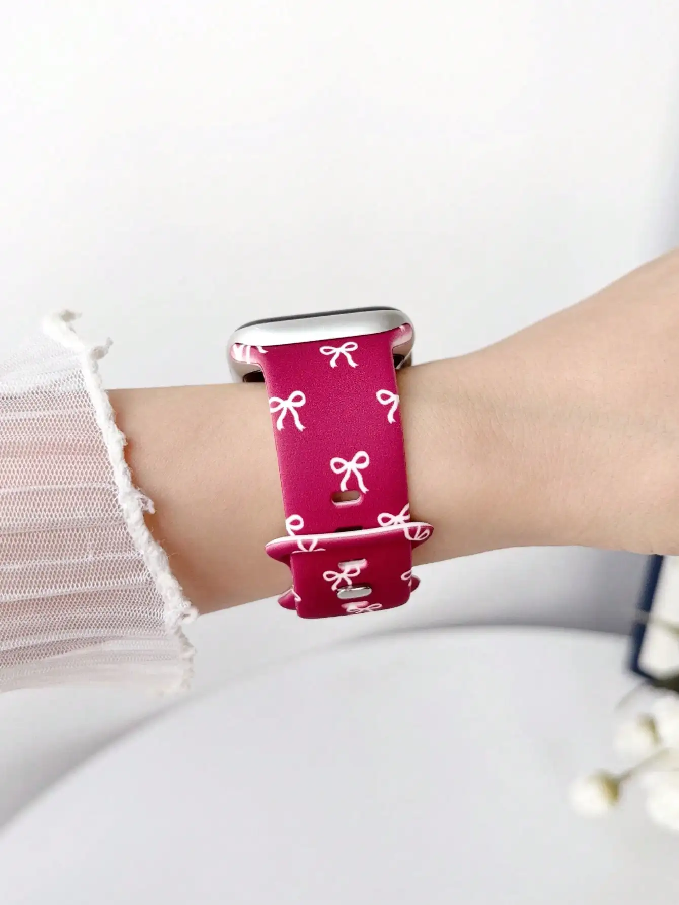 

1pc Cute Bowknot Print Silicone Watch Band Compatible With Apple Watch 38/40/41/42/44/45/49/S10 42/S10 46mm Fashion Red Soft Comfortable Silicone Strap For Apple Watch Ultra/SE 2/SE 1/Series 11/10/9/8/7/6/5/4/3/2/1