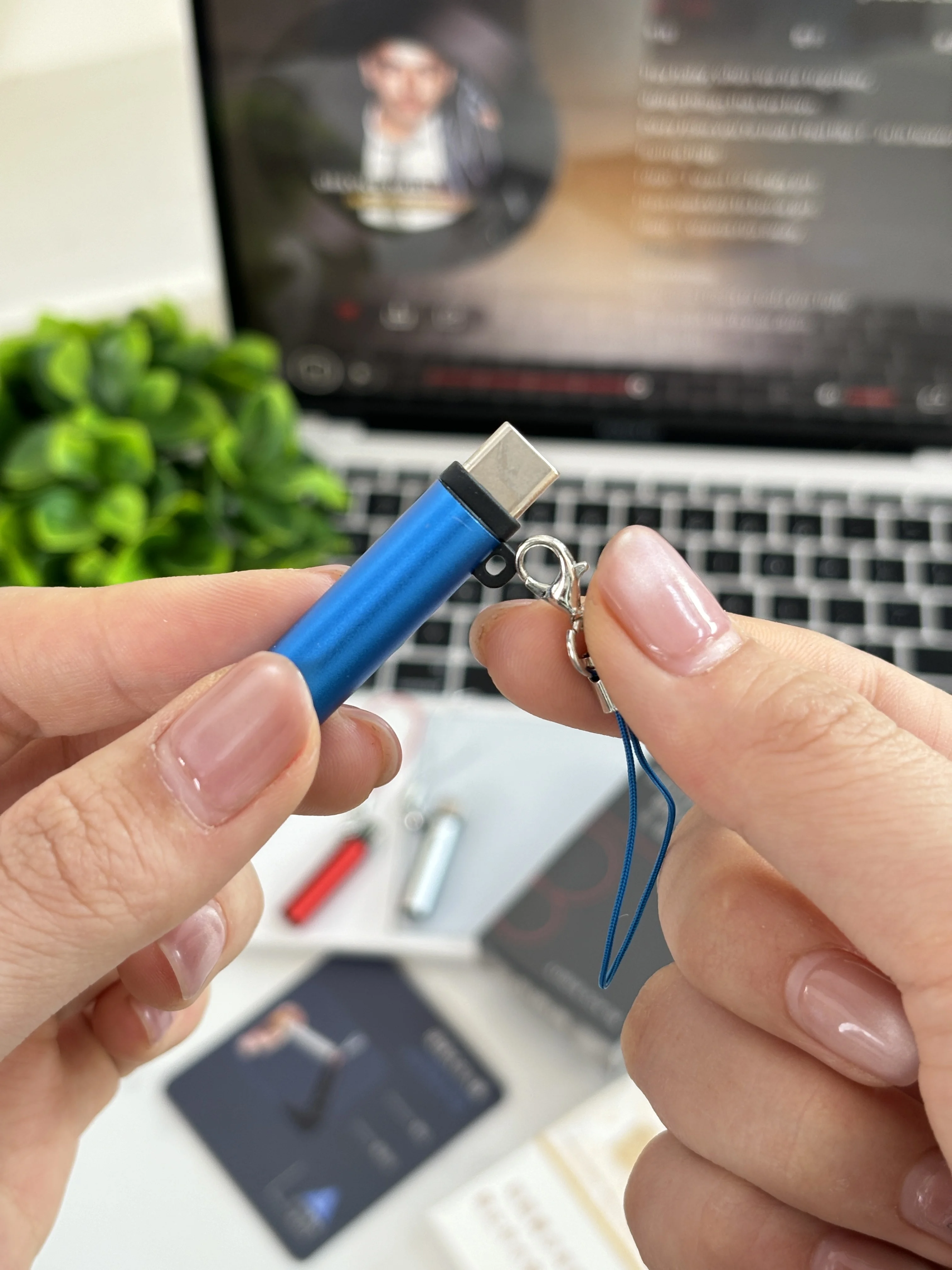 ولاعة سجائر صغيرة من النوع C ولاعة سجائر صامتة لاسلكية يمكن حملها على الطائرات بدون بطاريات ولاعة سيجار