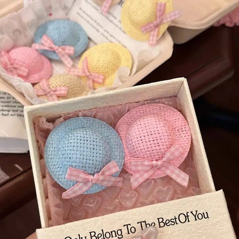 4 Stück Mini-Haarspangen und Haargummis in Strohhut-Form, weiche Pastellfarben, Karomuster-Schleifen für Mädchen, ideal als Sommer-Haarschmuck für den täglichen Gebrauch. – Detail 16