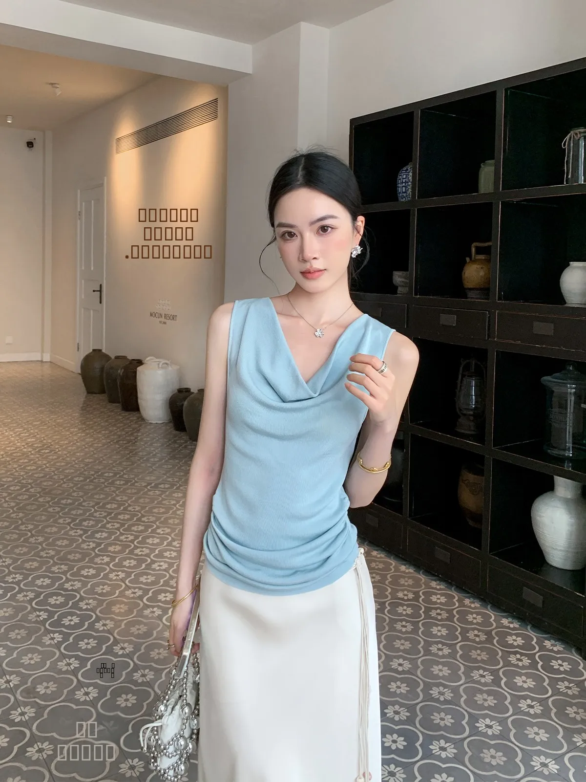 

Женский вязаный жилет Binguo, шелковистый, голубой, с открытым вырезом, летний, новый, приталенный топ для повседневной носки, однотонный, в китайском стиле