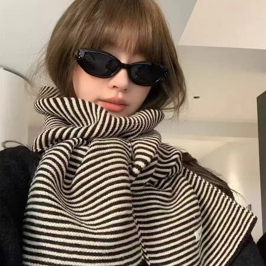 

Новый кашемировый женский шарф 2025 года, незаменимый для зимнего тепла, персонализированная верхняя одежда в черно-белую полоску, шаль и шея