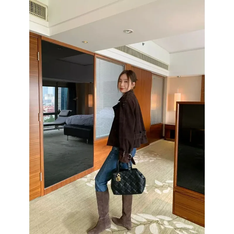 เสื้อโค้ทสั้นผ้าหนังกลับสีกาแฟสไตล์เกาหลี เสื้อโค้ทกันลมที่ทันสมัยและเป็นผู้ใหญ่สำหรับผู้หญิงฤดูใบไม้ผลิ/ฤดูใบไม้ร่วง