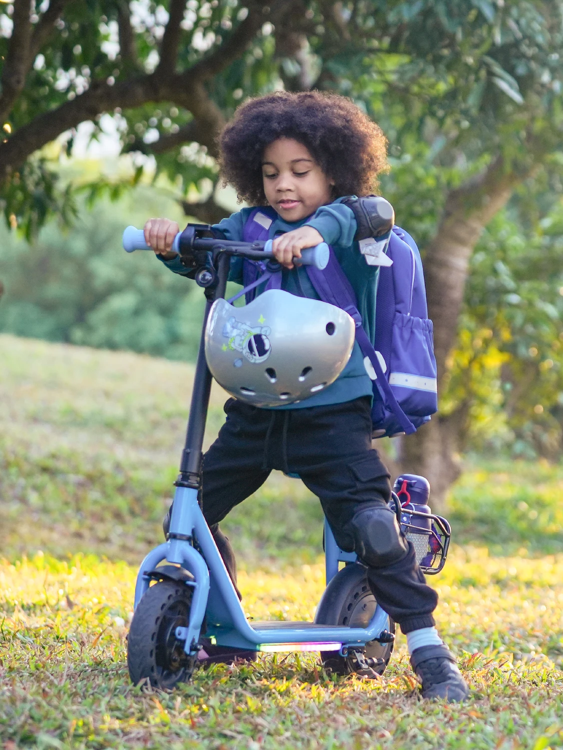 Hulajnoga elektryczna z siedziskiem dla dzieci w wieku 4-10 lat, certyfikat UL, silnik 100W, 3 biegi, prędkość 15 km/h, tylny koszyk, światła LED, wyświetlacz LCD