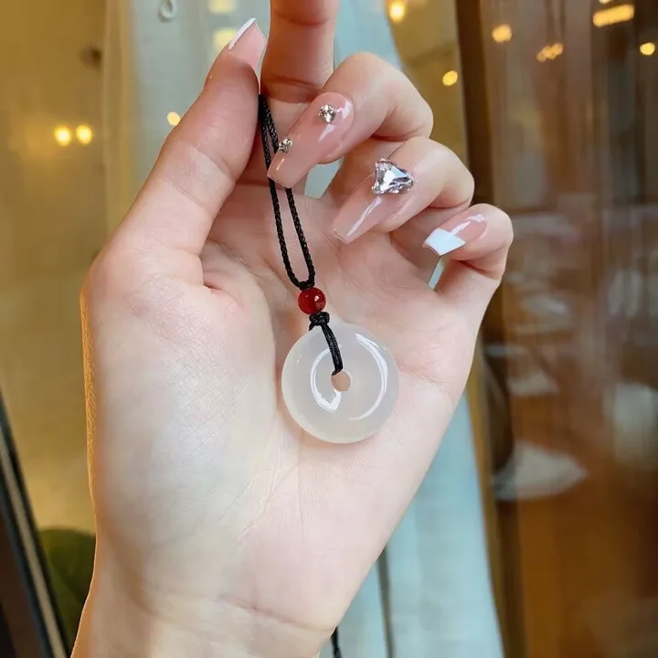 قلادة بإبزيم أمان أبيض، قلادة الممثلة، العقيق المنسوج يدويًا 3 سم.