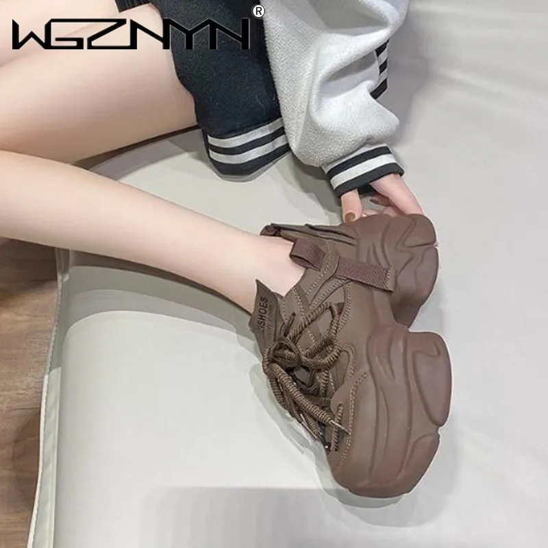 Sepatu kets Chunky untuk wanita, sepatu Sneakers musim dingin 2024 hak 8CM, sepatu olahraga kulit bersirkulasi sol tebal musim gugur untuk wanita