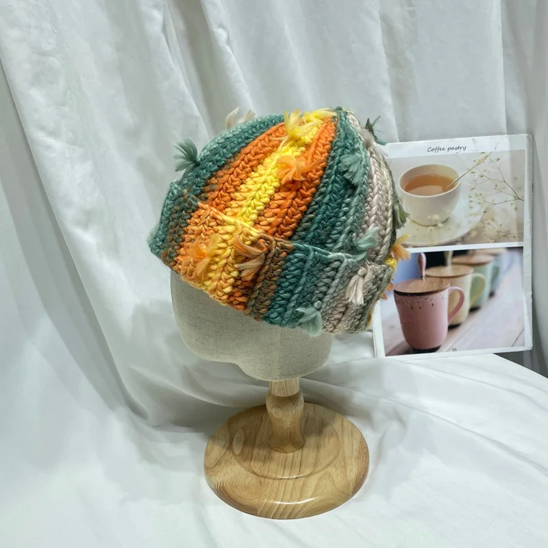 Nischenprodukt: Handgefertigte Gehäkelte Mütze mit Quasten in Mischfarben für Damen, Winterliche Outdoor-Wärmemütze mit Ohrenschutz, Skull-Beanie für Herren – Detail 4