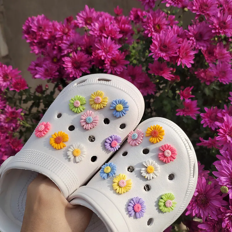 16 stücke Gänseblümchen Blume Loch Schuh Charms Designer DIY glänzend bling Schuhe Zubehör Dekoration für Clogs Kinder Jungen Frauen Mädchen Geschenke