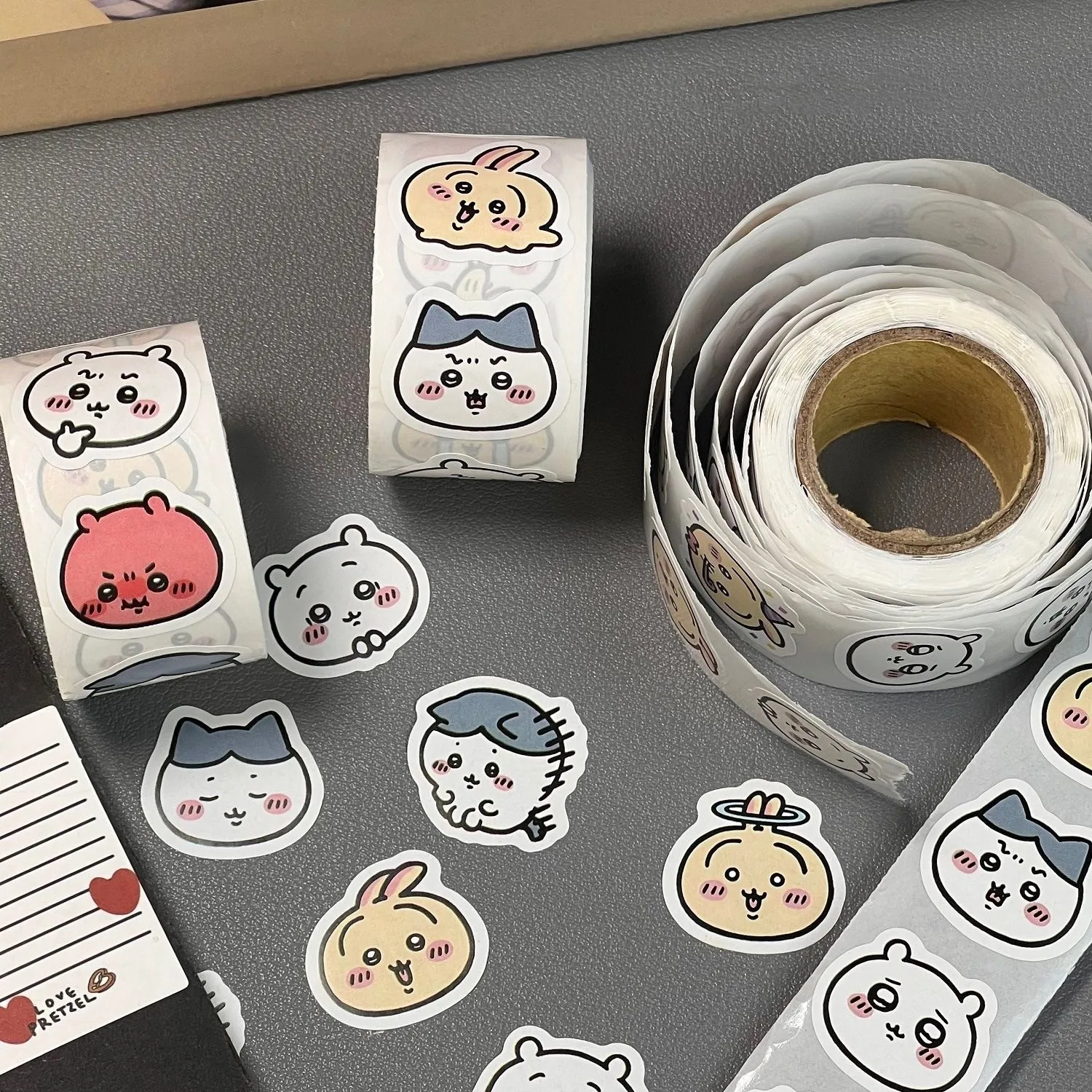 

Наклейки в рулонах с героями мультфильмов Chiikawa, наклейки Hachiware Usagi, красивые украшения, милые студенческие наклейки для блокнота, наклейки для ноутбука