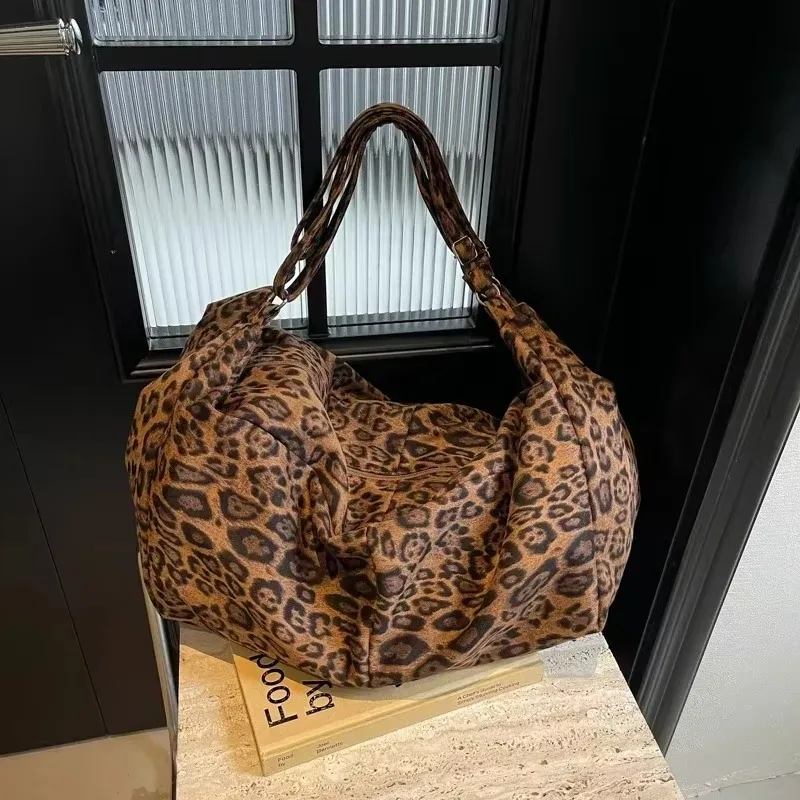 Moda casual grande capacidade sacolas leopardo zíper personalidade estilo punk ombro e crossbody sacos para mulher 2025 novo quente