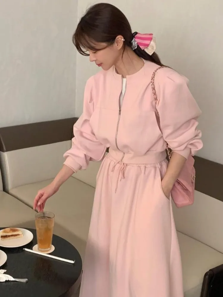 

Спортивный комплект из двух предметов: толстовка и юбка А-силуэта с высокой талией. Новинка весенней коллекции для женщин. Повседневный, удобный, стильный.