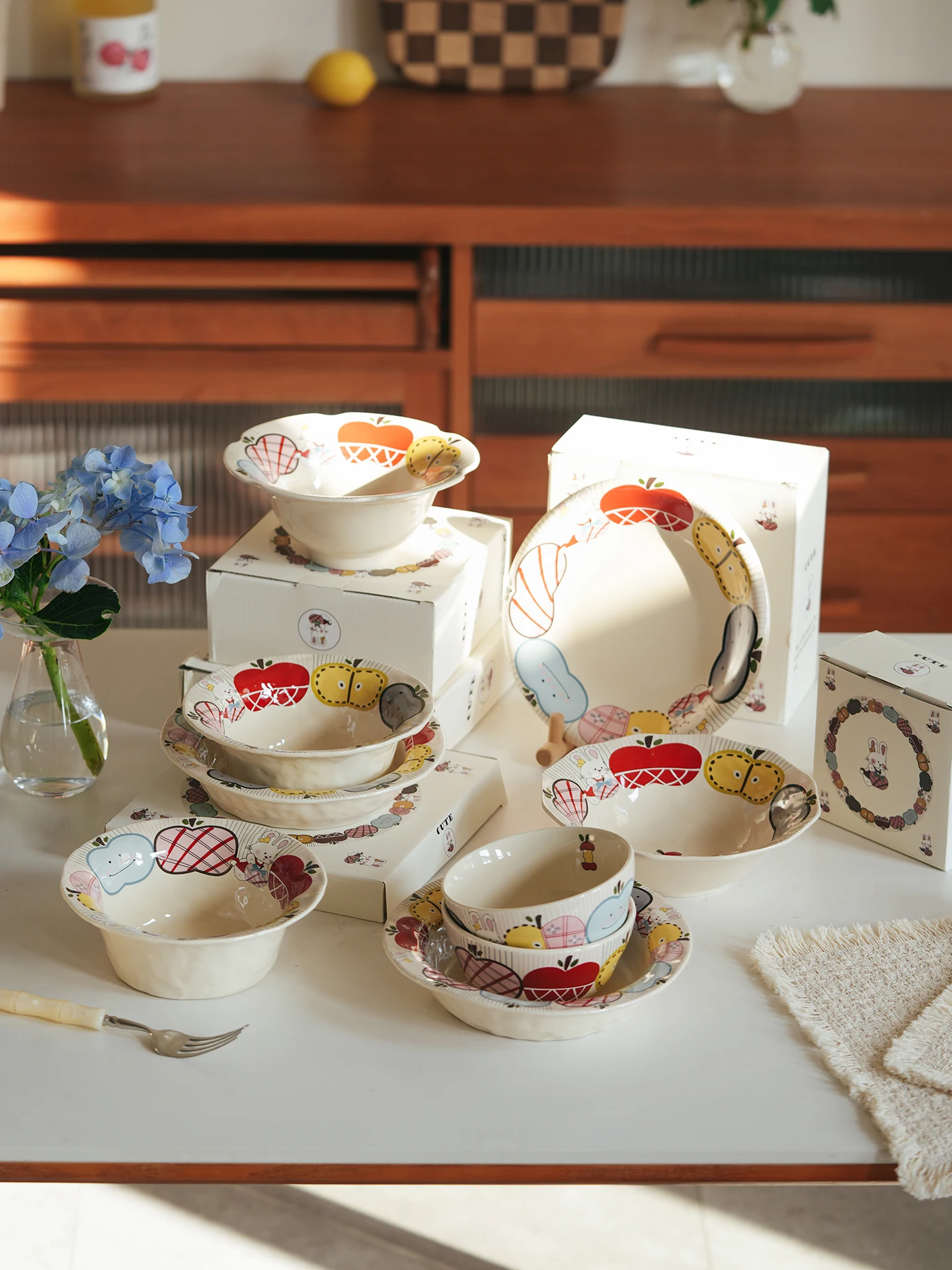 ensemble-de-salle-a-manger-avec-bol-cerc-assiette-cadeau-de-mariage-d'avril-cadeau-mobile-combinaison-de-dessin-anime-adapte-aux-adultes-et-aux-enfants