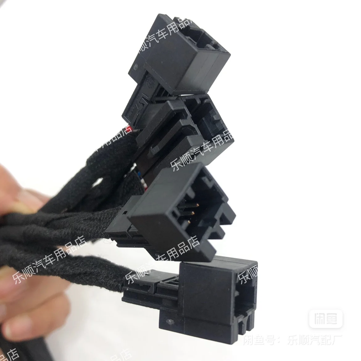 ไฟบรรยากาศโฟล์คสวาเกนหนึ่งแบ่งออกเป็นสองสายอะแดปเตอร์ลำแสงหนึ่งนาทีสามสายเทียมตัวผู้และตัวเมีย