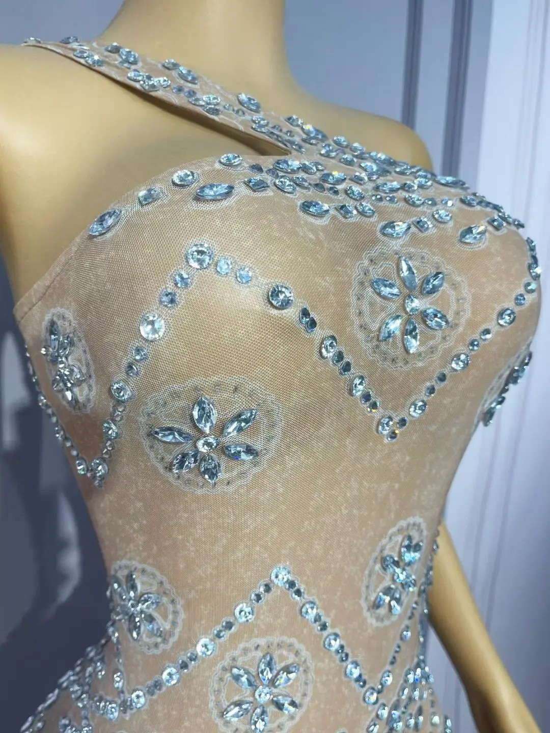 

Liulunhua Nude Mesh Silver Rhinestone Embellished One Shoulder High Slit Mermaid Gown for Evening Party and Formal Events