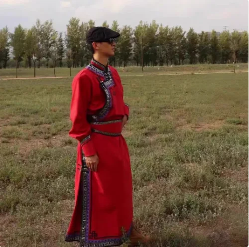 Spettacolo quotidiano in costume da uomo con abito mongolo cinese