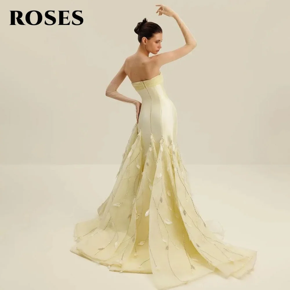 ROSES Ballkleid mit gelben Flecken und Federn, Falten, ärmellose Abendkleider, trägerlose Trompeten-Satin-Partykleider, individuell gestaltet