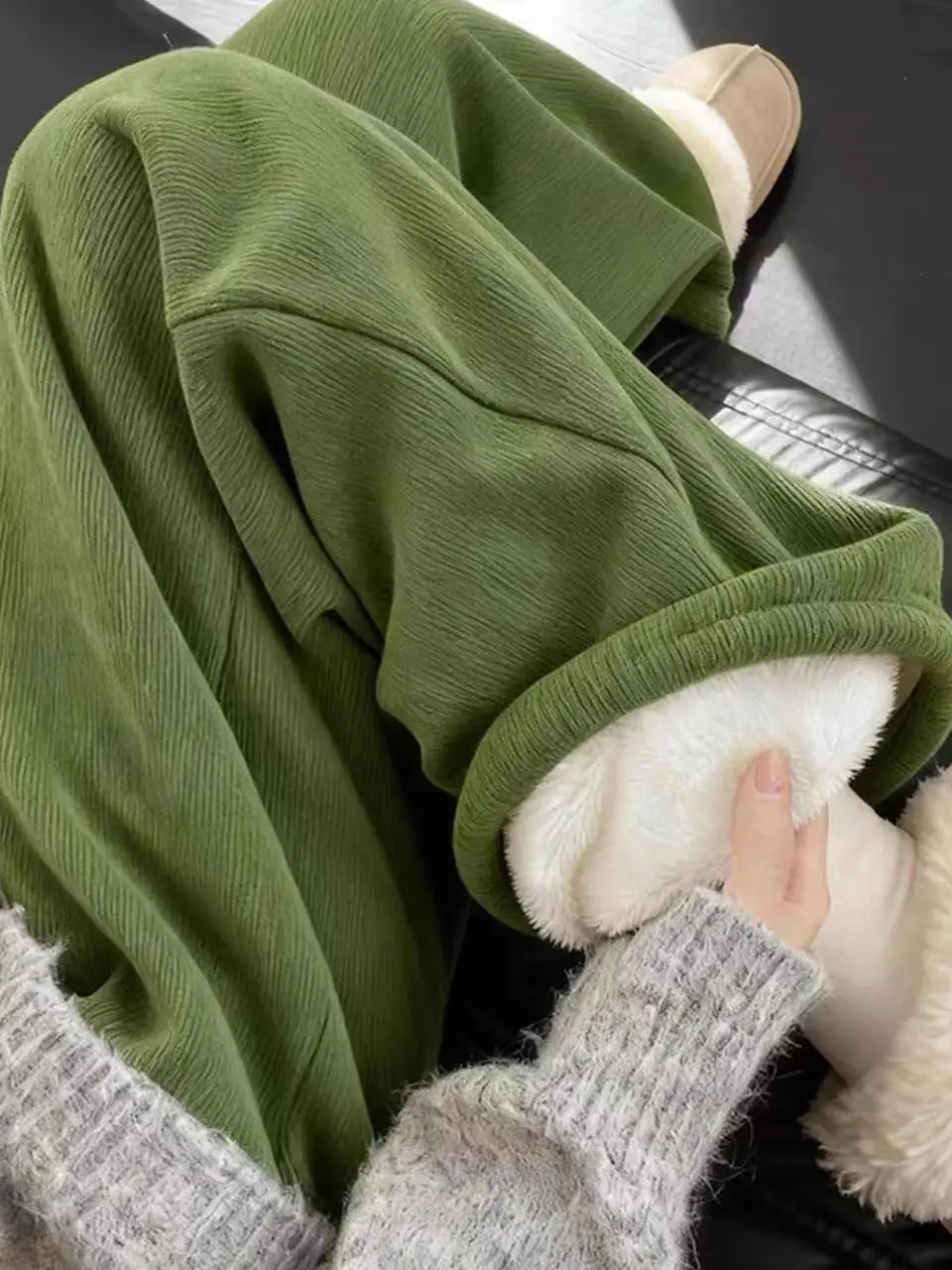 

Теплые утолщенные вельветовые брюки из овечьего вельвета для женщин, осенне-зимние, с высокой талией, свободного кроя, удобные повседневные брюки, зеленые, с текстурой