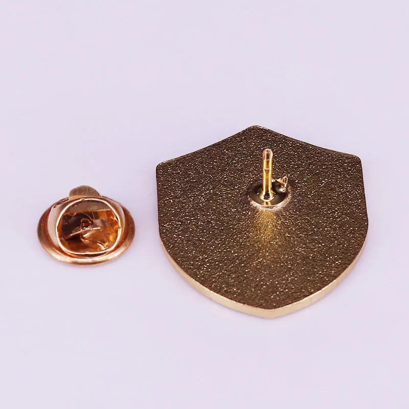 ذكريات لا طائل منها المينا دبوس ، شكل درع العمل مضحك ، بروش الفكاهة مكتب ، عمل مضحك #3