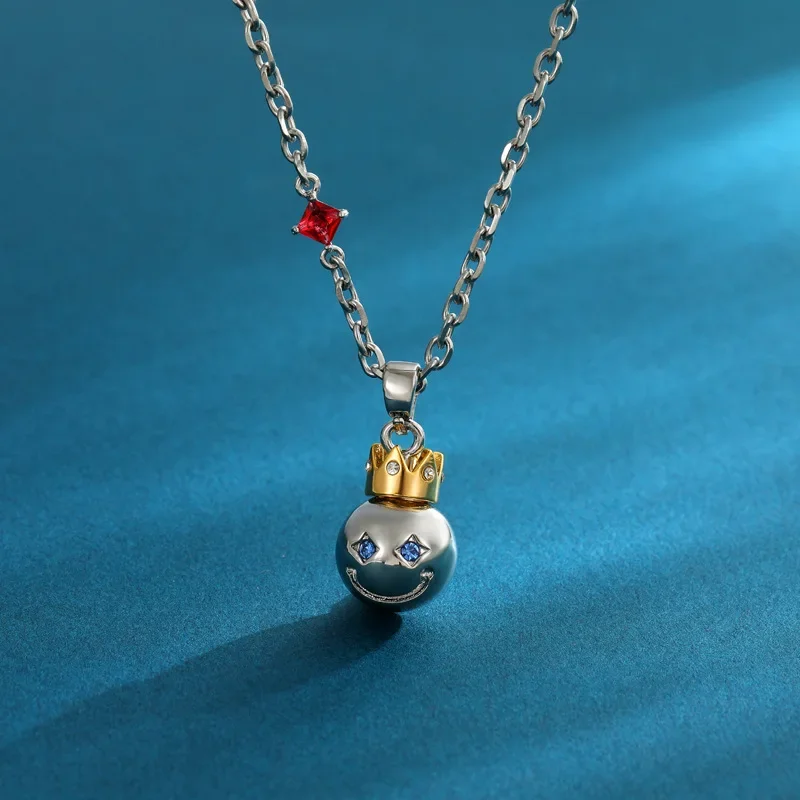 

The smiling face crown necklace is an accessory suitable for both men and women, and it is a fashionable and trendy necklace