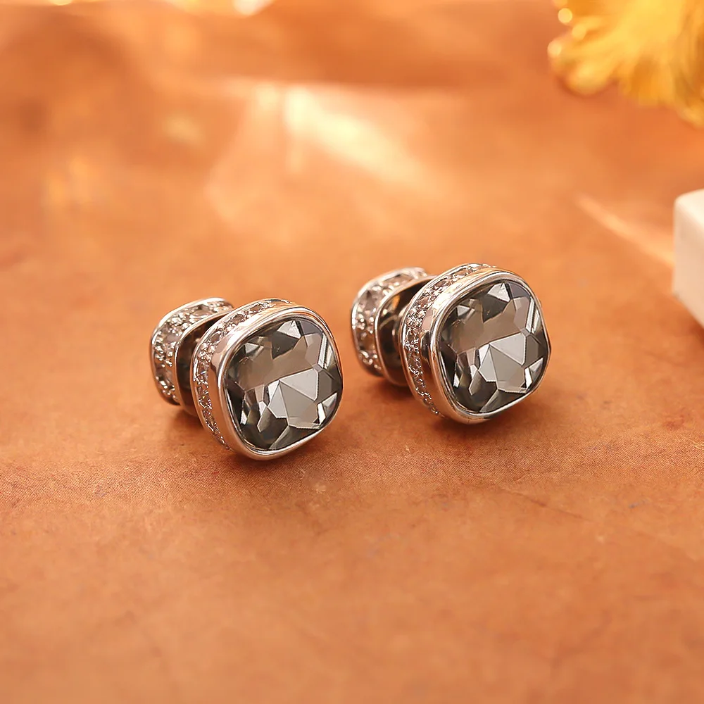 

Fashionable and exquisite retro super flash zircon earrings niche light luxury high-end earrings commuter versatile earrings
