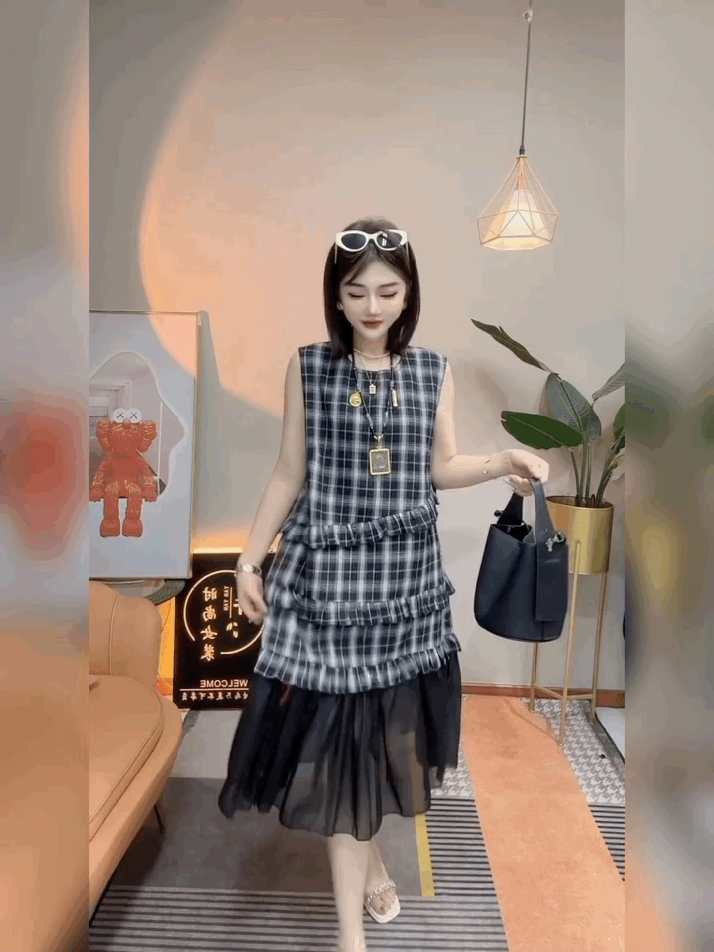 تنورة طويلة أنيقة عالية الخصر بتصميم على شكل حرف A مع صدرية من الشيفون الحريري المربعات بحافة غير متساوية بطول الركبة وفستان ... #3