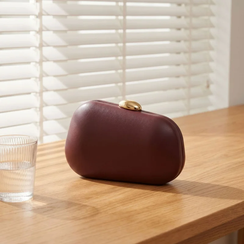 

Burgundy evening clutch bag for banquets, weddings, and parties, made of leather, versatile and elegant, with a high-end feel