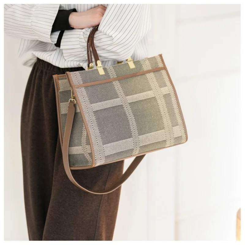 

High-End Women's Handbag Made Of Brooklet-Printed Leather Boasting Trendy Paris Vintage Neat Daily Look​