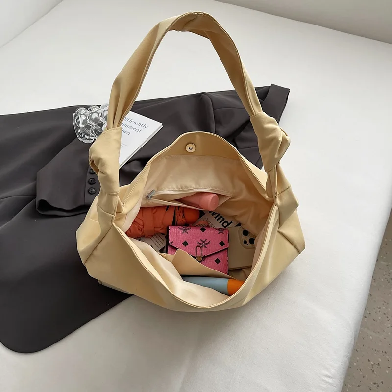 กระเป๋าสะพายไหล่ Luxe ปี 2025, กระเป๋าถือใต้วงแขนขนาดใหญ่สำหรับผู้หญิง, กระเป๋าสะพายข้างลำลอง, กระเป๋าแบบมินิมอลสำหรับกลางวันและกลางคืน, กระเป๋าสะพายแบบมีเท็กซ์เจอร์