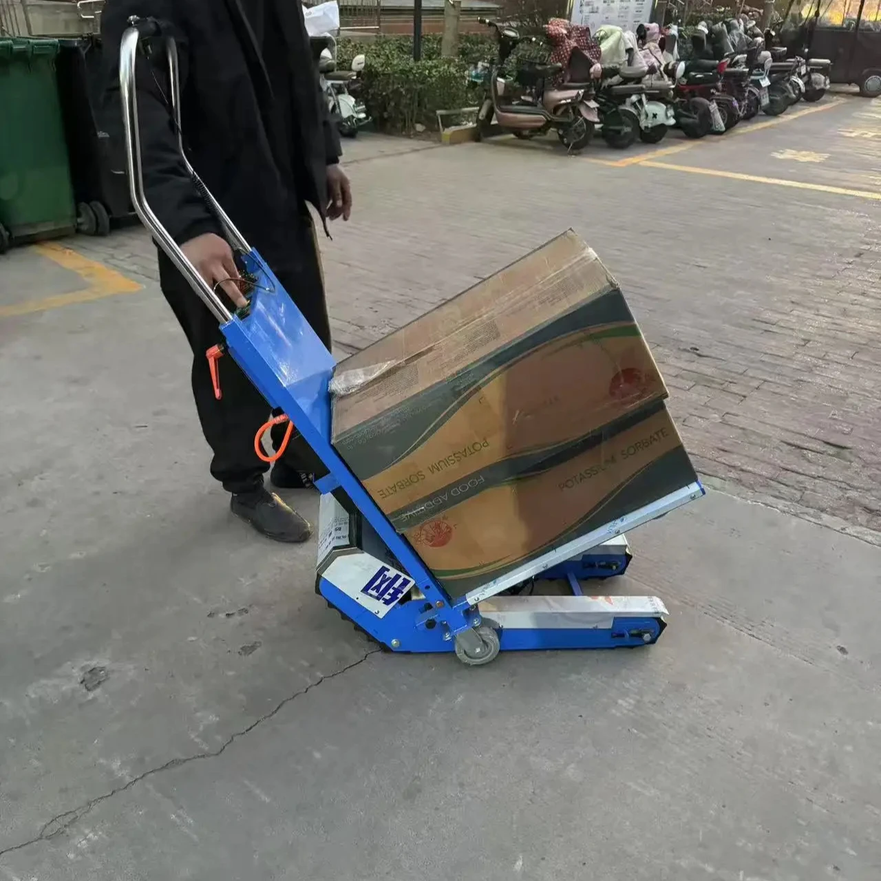 

Электрическая тележка для подъема по лестнице для перевозки товаров