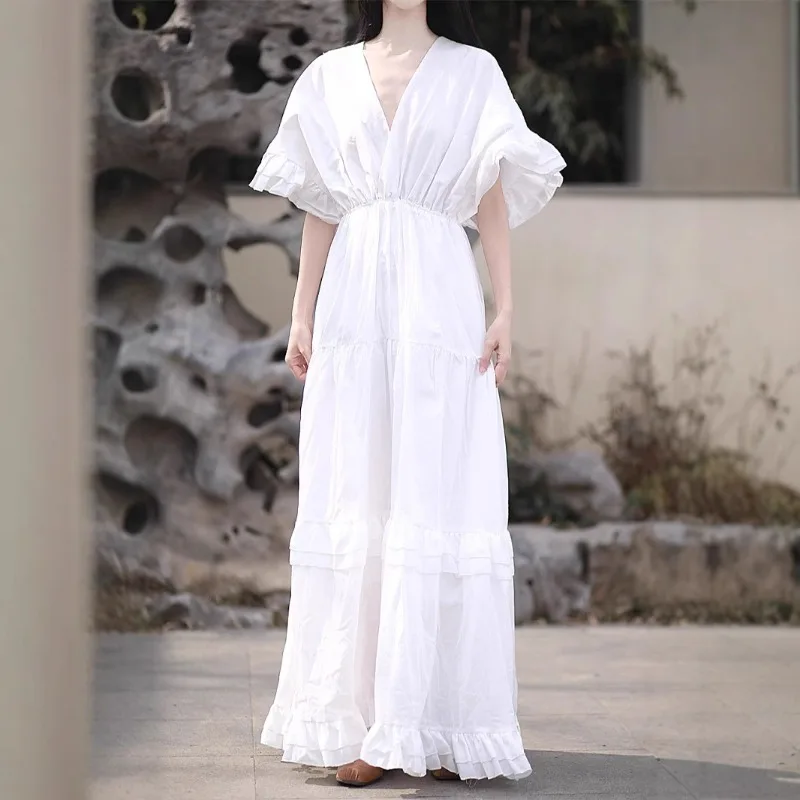 Vestido feminino com decote em V, sem costas, bordas com babados de camada dupla, mangas voadoras, estilo de férias, fotografia de viagem elegante