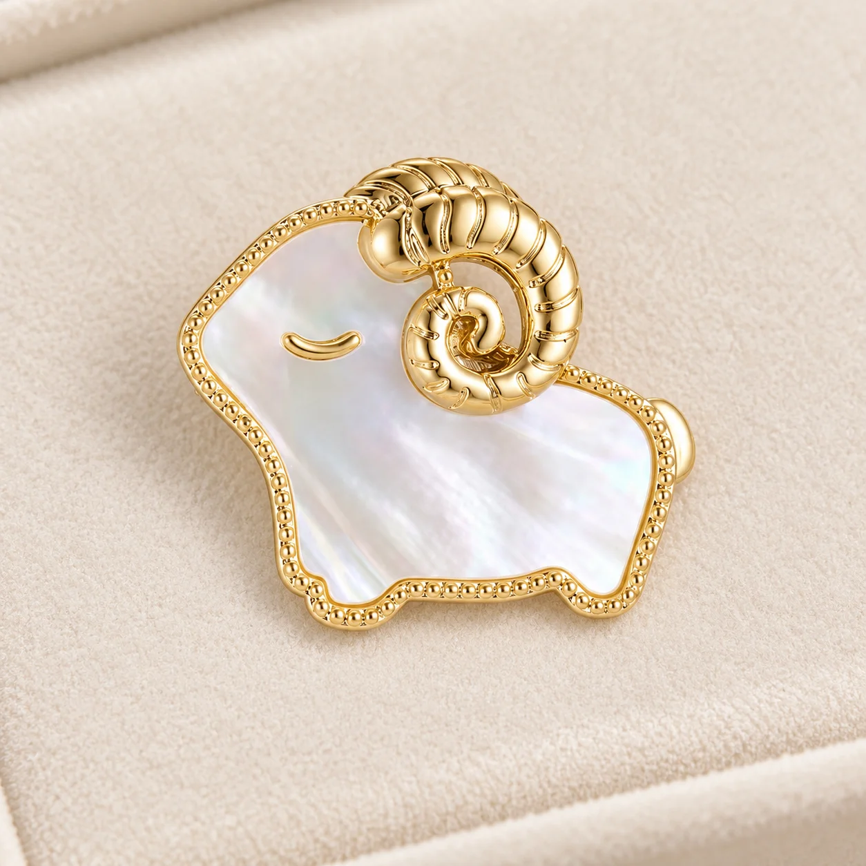 Broche de oveja con diseño de animal, broche de nácar sintético, broche compacto de color dorado para bolsos, prendas de punto y eventos.
