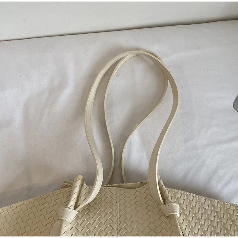 Strohgewebte Tragetasche im Wing-Stil, Designer-Umhängetasche für den Arbeitsweg, koreanische Sommer-Nischen-Handtasche mit großem Fassungsvermögen für Damen – Detail 5
