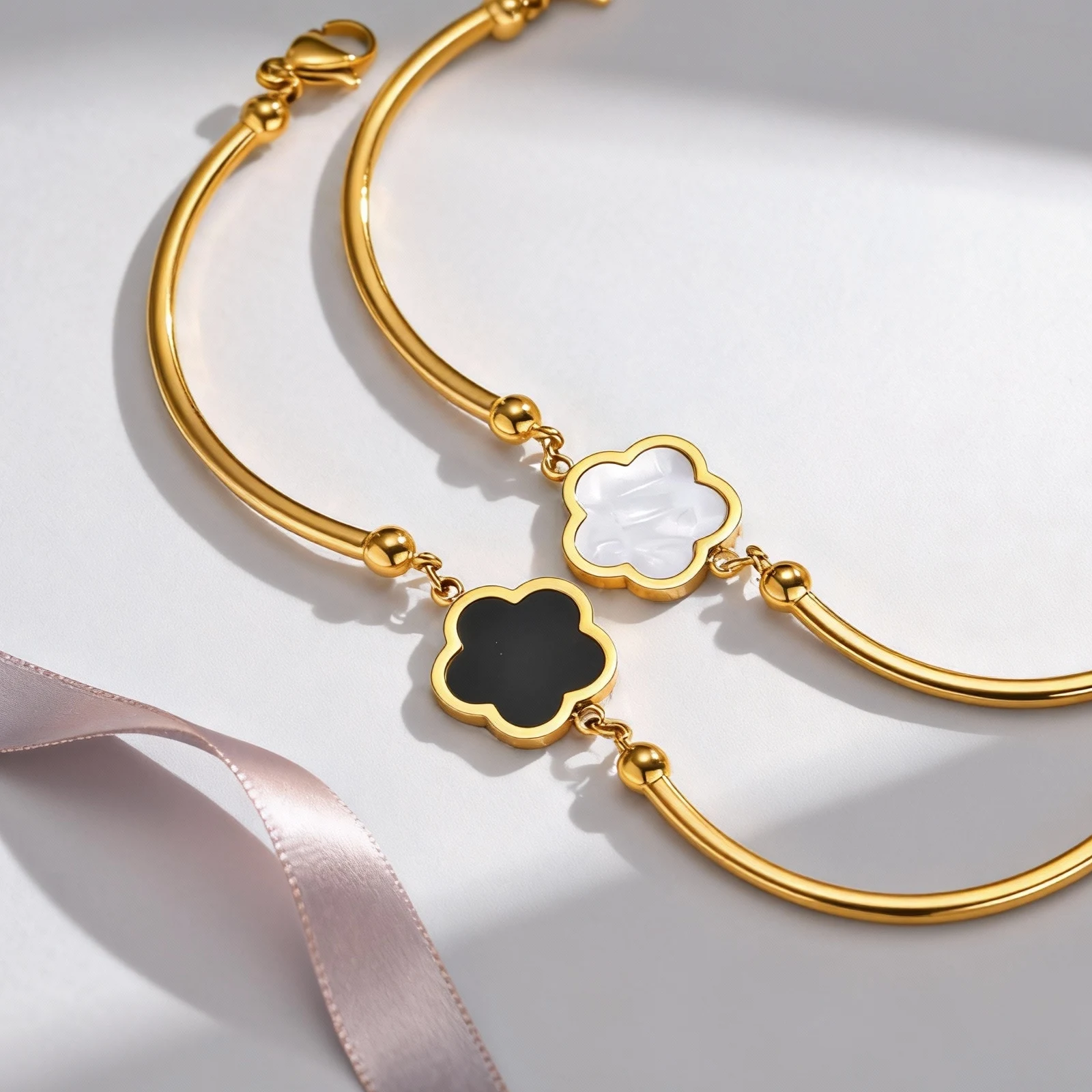 Klassisches Charm-Armband mit fünf Blättern und Blumen für Damen, verstellbarer Armband-Armreif aus Edelstahl, modischer Luxus-Klee-Schmuck – Detail 6