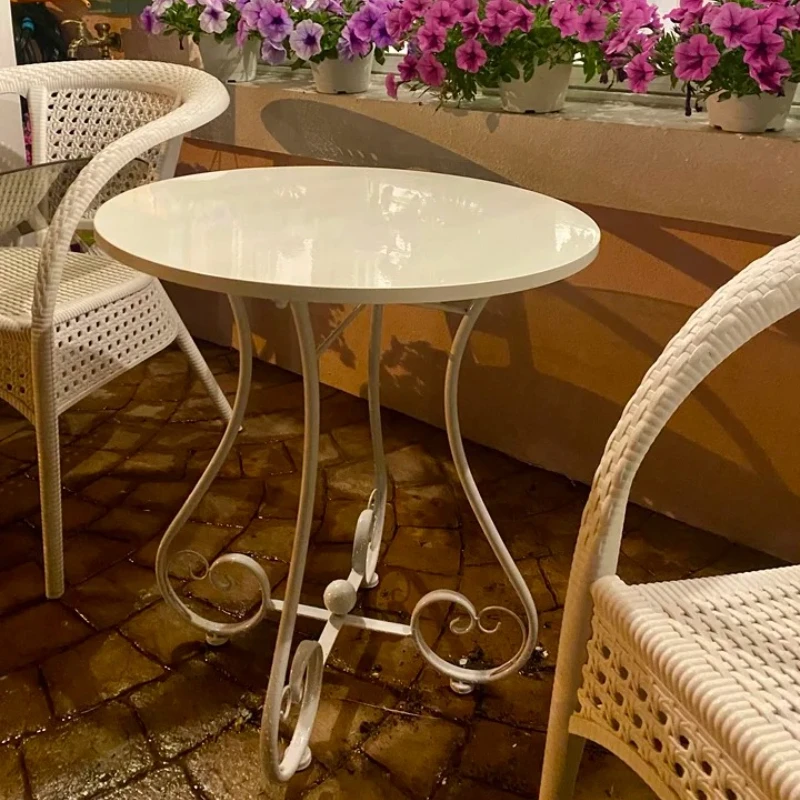 طاولة جانبية من الحديد بسيطة، طاولة قهوة مستديرة صغيرة، شرفة غرفة نوم، طاولة نهاية جمالية حديثة، سطح مكتب خشبي