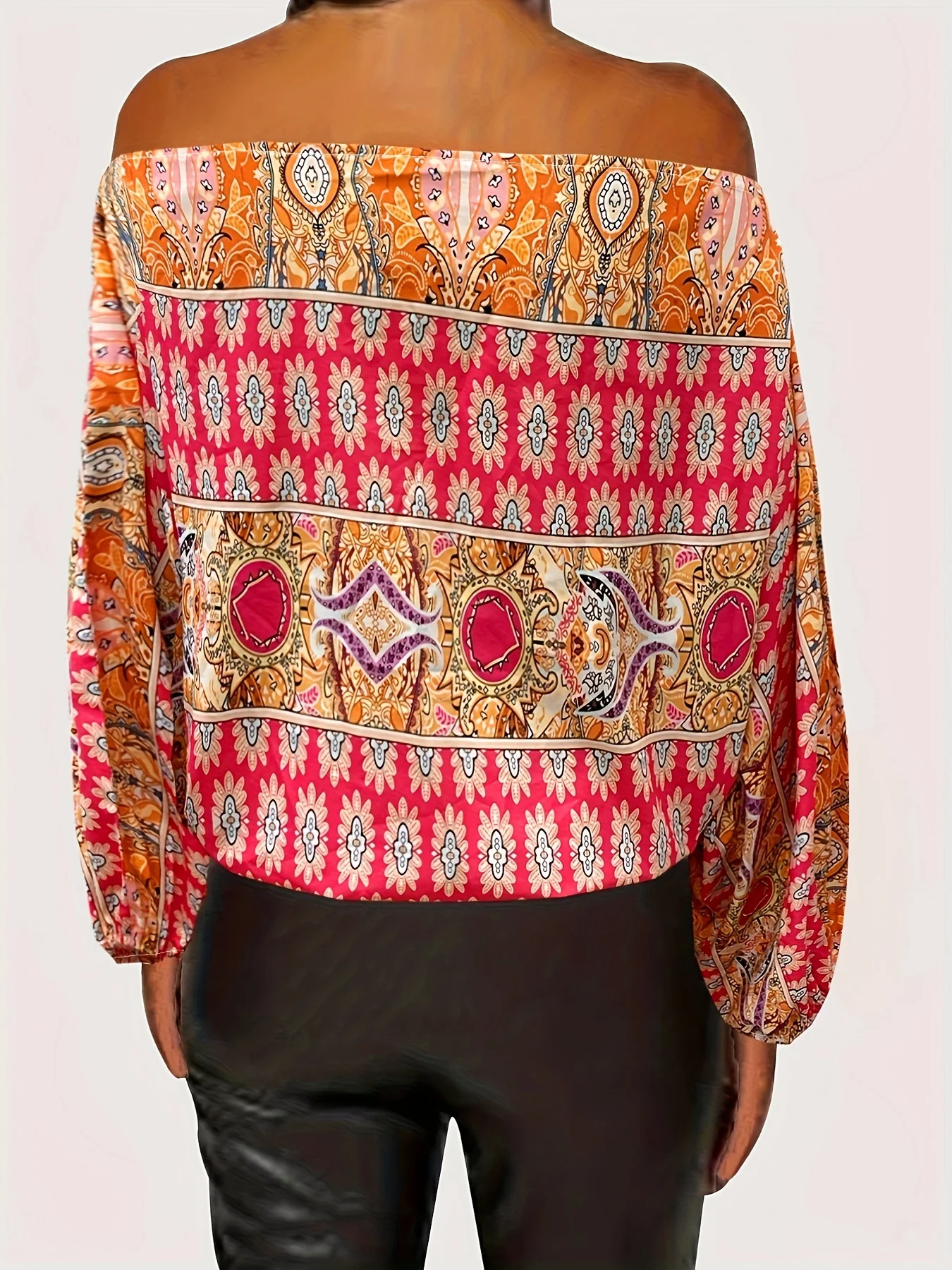 Top met tribal bedrukte schuine kraag en één schouder met lantaarnmouwen