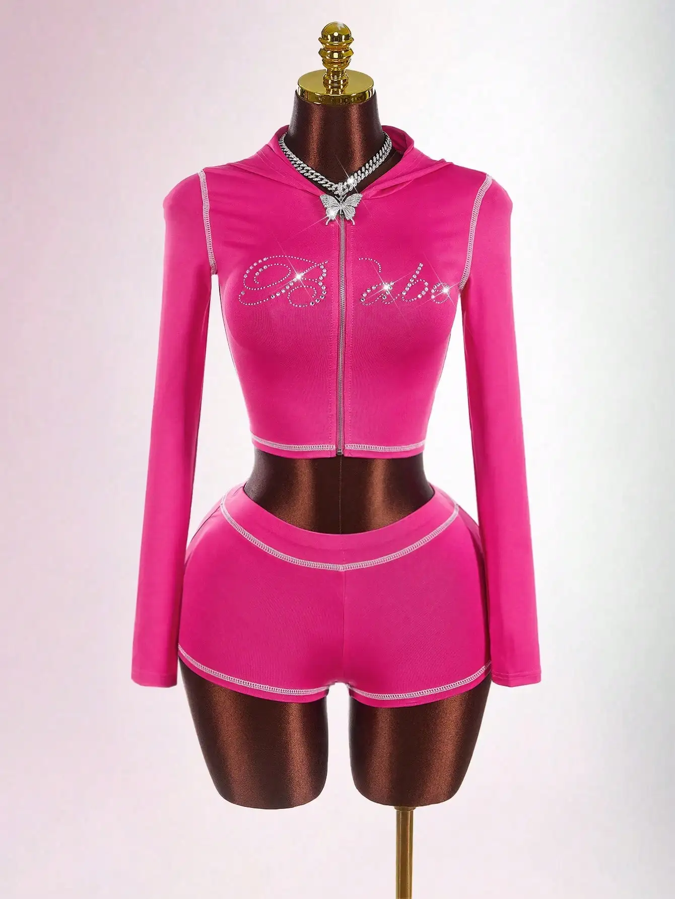 

Розовый комплект из укороченного худи на молнии с стразами в стиле Y2K и мини-шорт