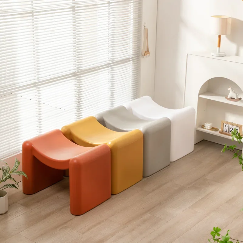 Nordischer gebogener Schuhwechselhocker aus Kunststoff, einfacher Zugang an der Tür des Hauses, niedriger sitzender Schuhhocker