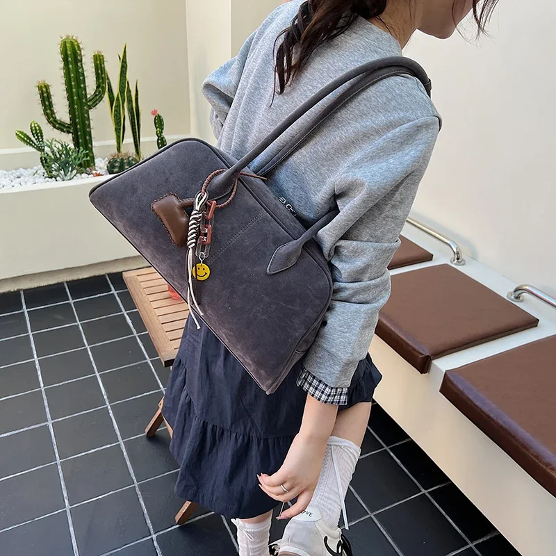 

Повседневные сумки на молнии, женские модные темпераментные универсальные сумки на плечо 2025 года, однотонная повседневная сумка из искусственной замши большой вместительности