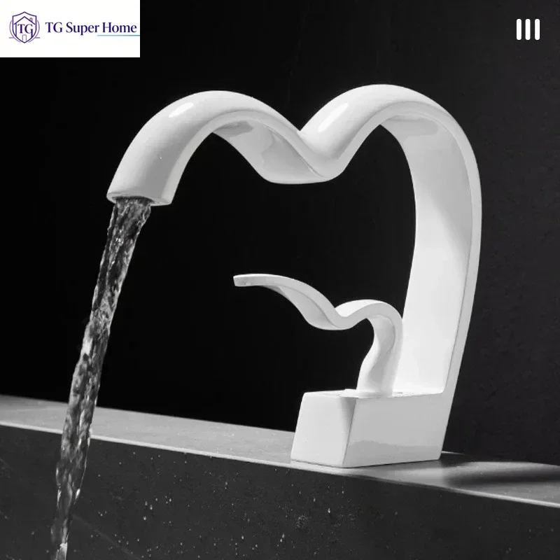 Luxury brass heart-shaped basin faucet bathroom bathroom cabinet under counter basin hot and cold water faucet splash-proof