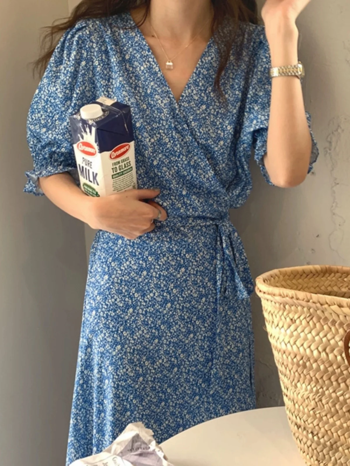 กระโปรงทรงเอ ผ้าพัฟฟ์ ลายดอกไม้สีฟ้า  สำหรับผู้หญิง เอวสูง มีเข็มขัด  แบบไขว้  สไตล์เกาหลี  สำหรับฤดูใบไม้ผลิและฤดูร้อน