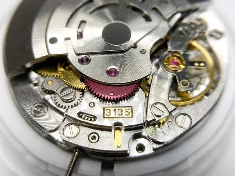 อุปกรณ์เสริมนาฬิกาแบบกำหนดเอง vs. อะไหล่นาฬิกาจากโรงงาน SuperClean รุ่นเปลี่ยนกลไก 3135 พร้อมสปริงสีน้ำเงินและตัวกันกระแทก KIF