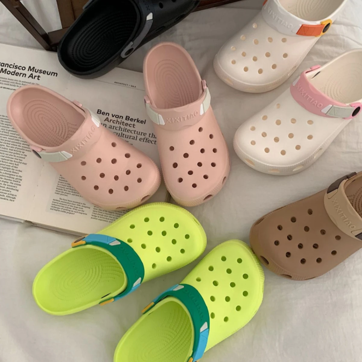 

Женские сандалии-шлепанцы DIY: милые мультяшные сабо, повседневные, для ванной, летние, в разных цветах, пляжные, с отверстиями, для сада