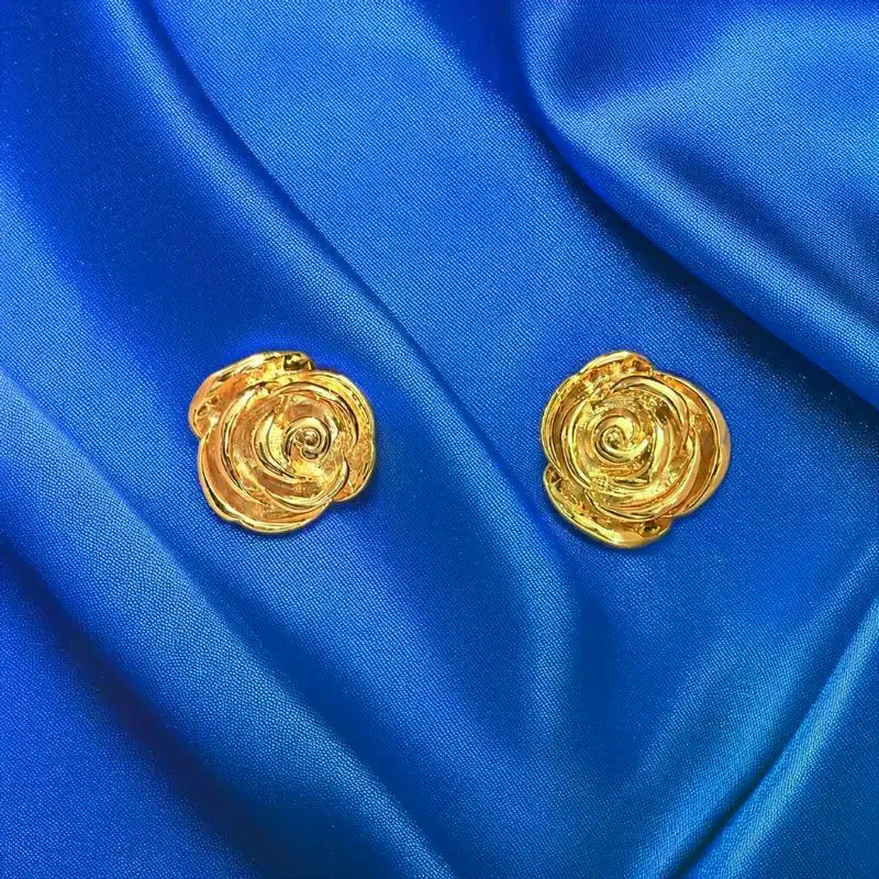 Flower Impressive Gold-Colored Stud Earrings French Style Vintage Metal Flower Stud Earrings Premium Accessory Indian