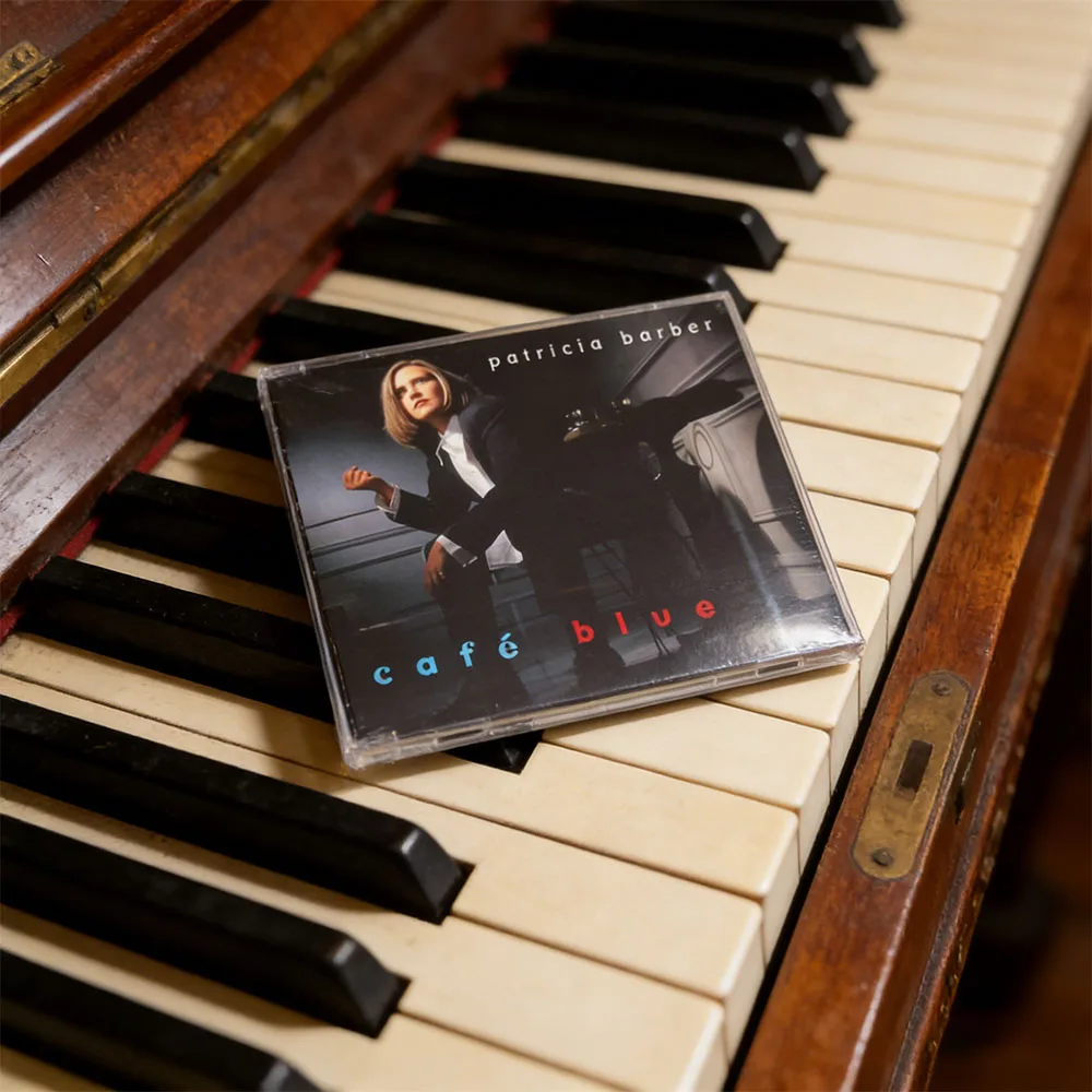 El álbum 'Café Blue' es el álbum en solitario de debut de la cantante y pianista de jazz estadounidense Patricia Barber, lanzado en 1994.